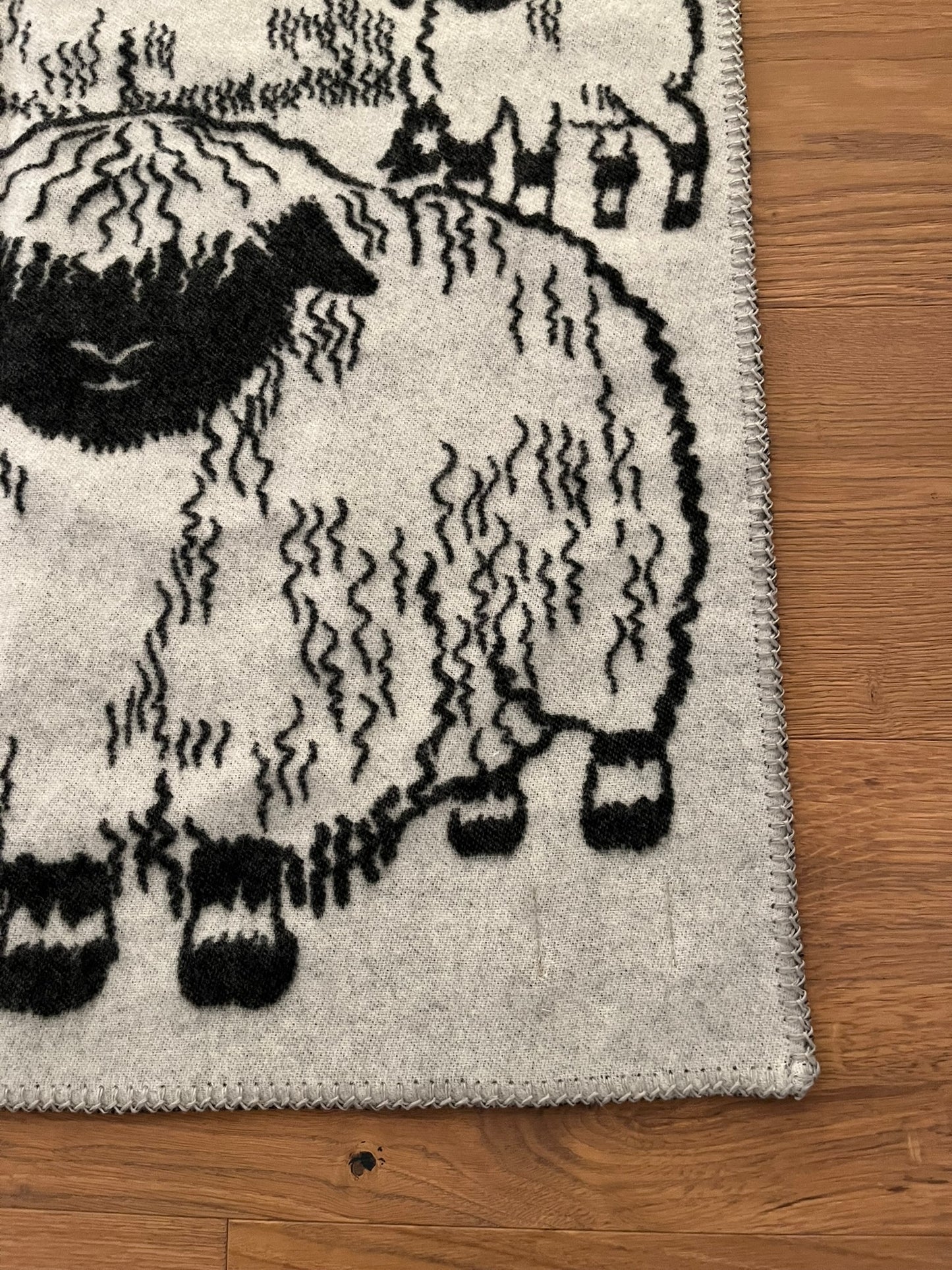 Valais Blacknose Sheep Blanket – Soft Merino Souvenir from Zermatt, grey border