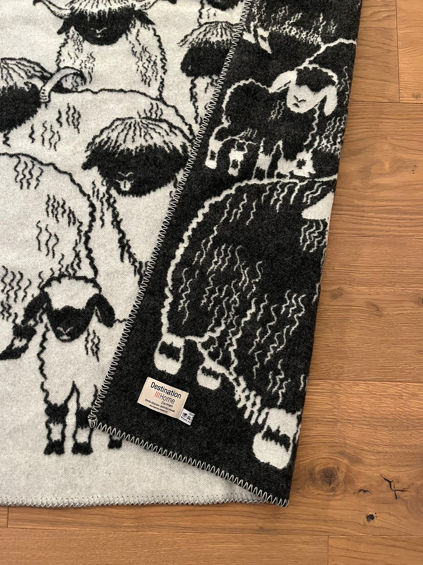 Valais Blacknose Sheep Blanket – Soft Merino Souvenir from Zermatt, grey border