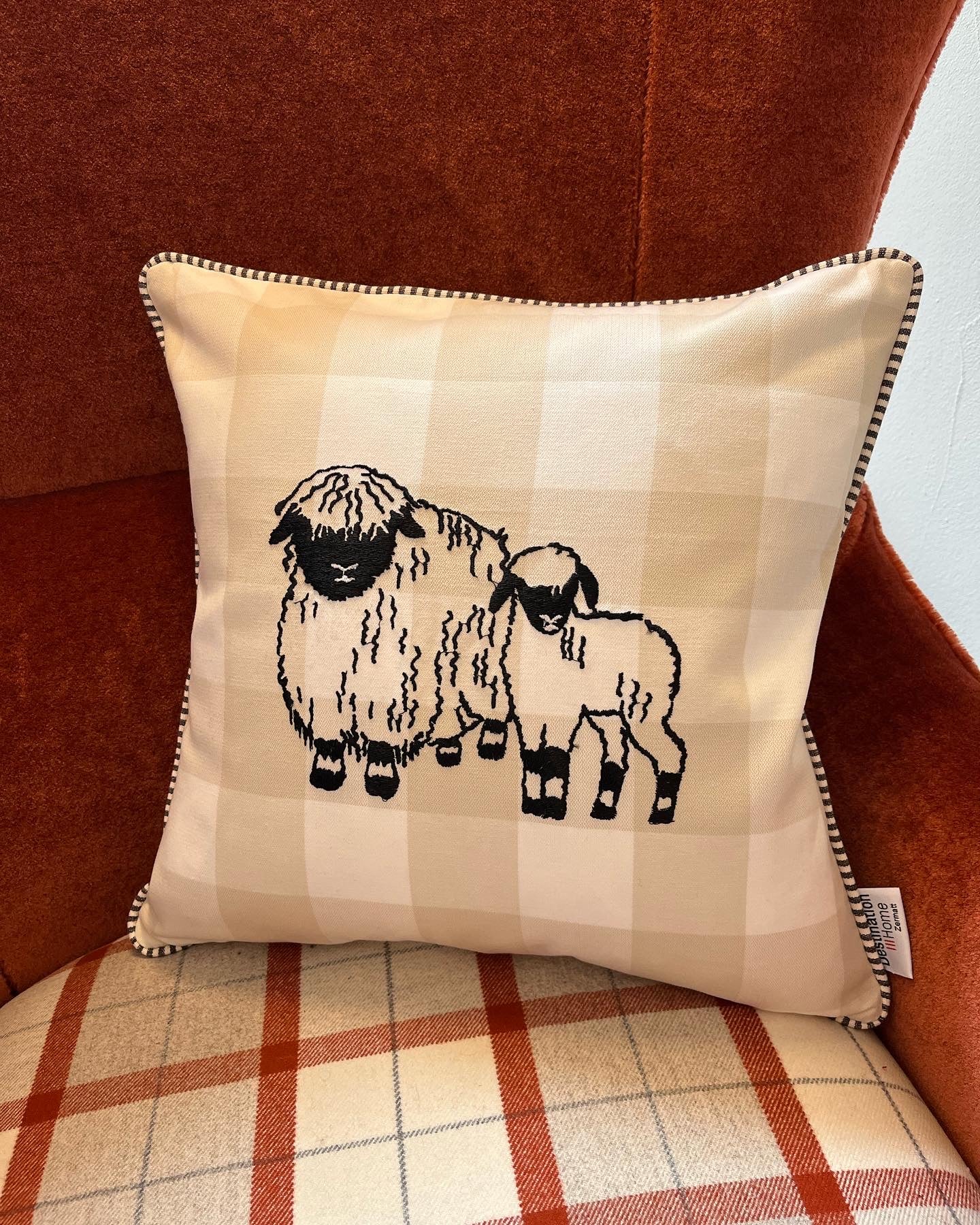 Blacknose sheep cushion cover, two sheep, beige/white
