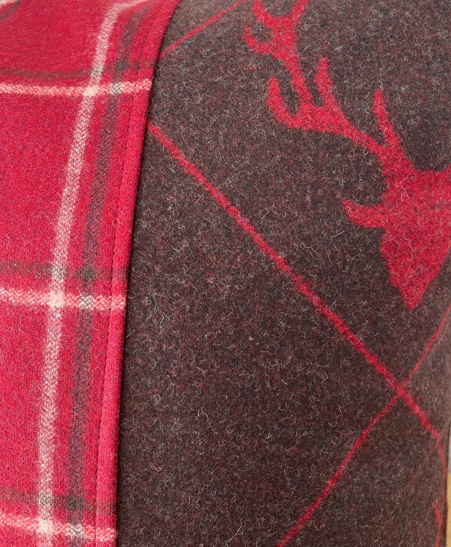 Deer design cushion cover, check pattern centered, red/brown